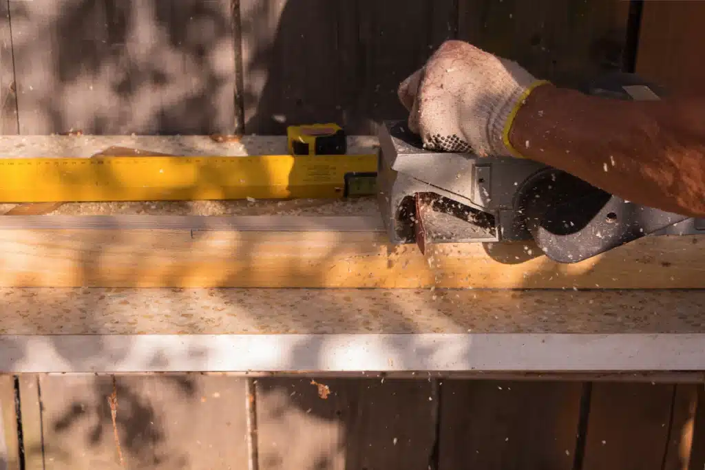 amenagement-exterieur-menuiserie Découpe de bois pour un projet d’aménagement extérieur avec scie circulaire, précision dans les finitions