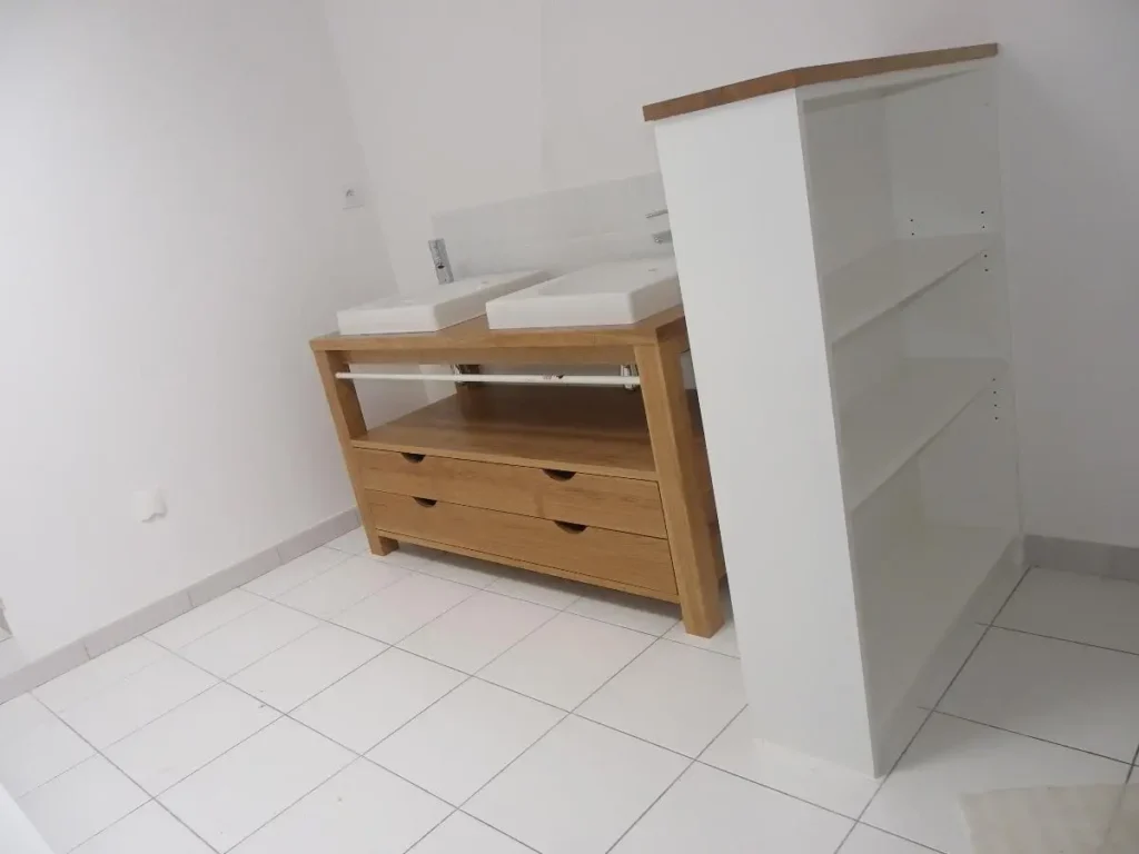 menuiserie-interieure-meuble-double-vasque Meuble de salle de bain en bois avec étagères intégrées, idéal pour un aménagement intérieur fonctionnel et esthétique